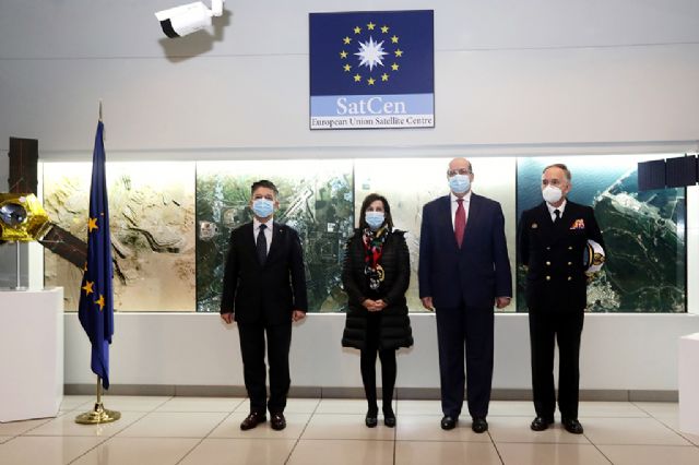 La ministra de Defensa visita el Centro de Satélites de la Unión Europea - 1, Foto 1