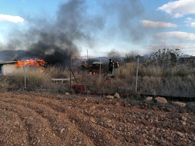 Incendio en una vivienda de madera en Los Albadalejos - 1, Foto 1