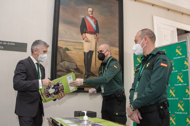 Grande-Marlaska presenta el calendario solidario 2021 de la Guardia Civil - 1, Foto 1