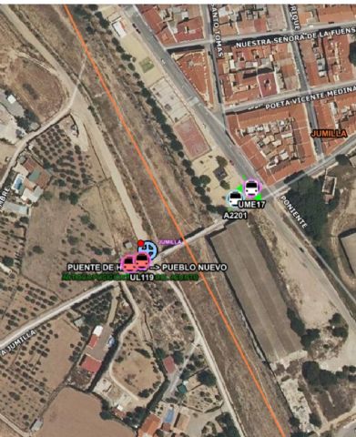 Rescatan a tres personas de un vehículo que ha caído por un puente en Jumilla - 1, Foto 1