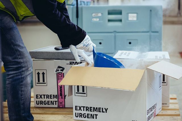 DHL comienza la distribución internacional de la vacuna contra la COVID-19 - 1, Foto 1