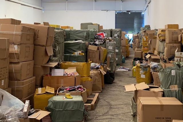 Desmantelado uno de los mayores centros de distribución de juguetes y productos sanitarios ilegales de Madrid - 1, Foto 1