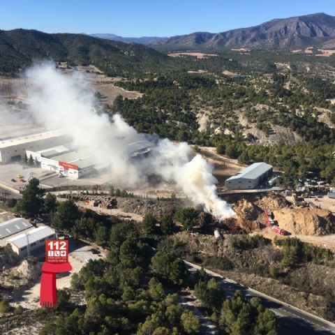 Continúan los trabajos de extinción en el incendio declarado en el recinto de una empresa de reciclado en Caravaca de la Cruz			 - 1, Foto 1