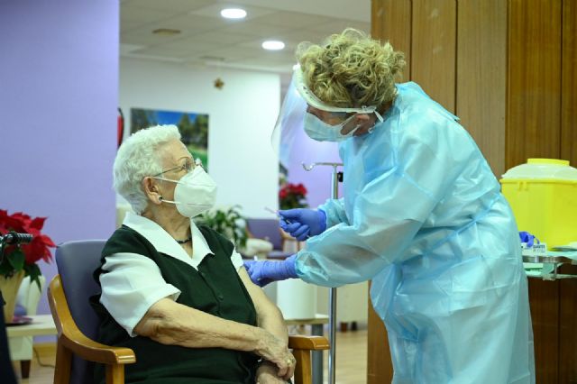 Una interna y una técnico de cuidados auxiliar de enfermería de la residencia Los Olmos, de Guadalajara, las primeras vacunadas frente a la COVID-19, Foto 1