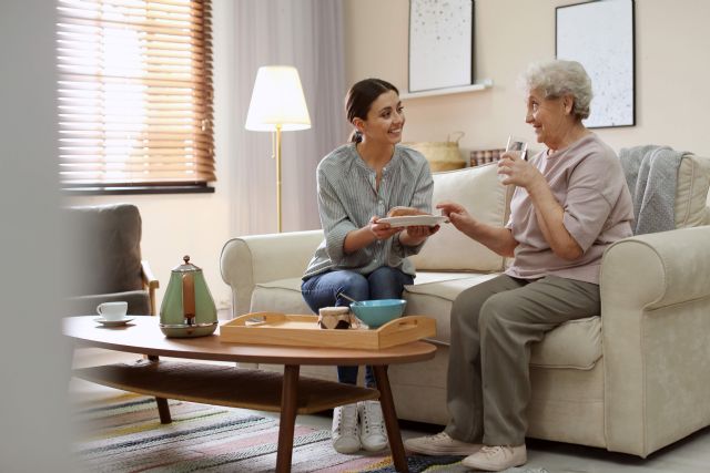 La asistencia domiciliaria fomenta la integración de las personas mayores en sus hogares y las familias - 1, Foto 1