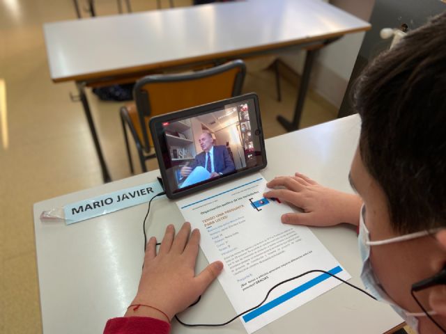 Miquel Roca, participa en el proyecto educativo: Tengo una pregunta para usted - 13