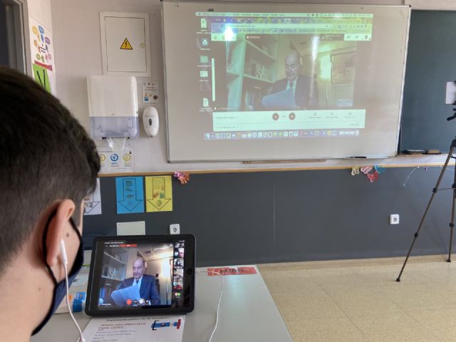 Miquel Roca, participa en el proyecto educativo: Tengo una pregunta para usted - 15