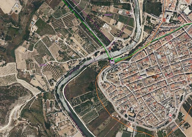 Herido tras sufrir una caída en altura en el puente de hierro en Cieza - 1, Foto 1