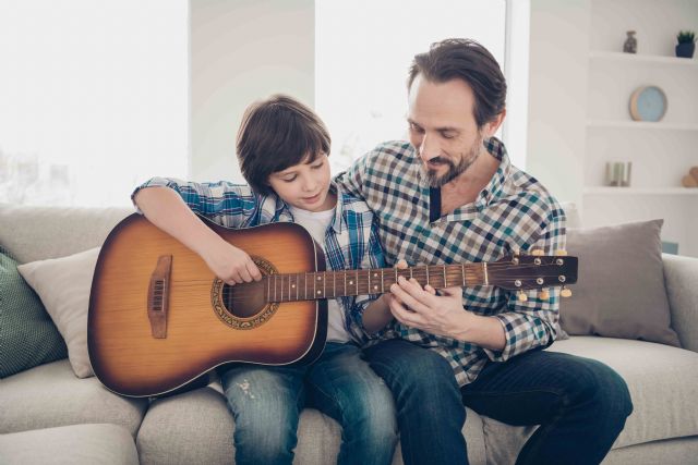 Beneficios de aprender a tocar la guitarra en la niñez - 1, Foto 1