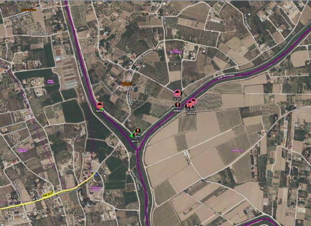 Bomberos del CEIS trabajan en un incendio de vegetación en las dos márgenes del río Segura - 1, Foto 1