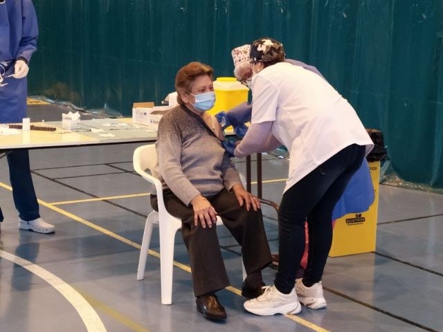Usuarios y trabajadores de los Centros de Da para la Discapacidad y Personas Mayores reciben la primera dosis de la vacuna contra el COVID-19 - 14