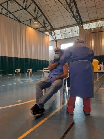 Usuarios y trabajadores de los Centros de Da para la Discapacidad y Personas Mayores reciben la primera dosis de la vacuna contra el COVID-19 - 15