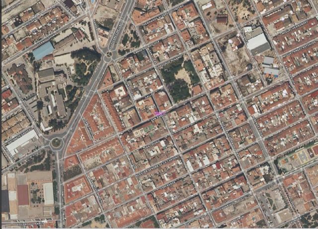 Sanitarios atienden y trasladan a un herido en accidente de tráfico en Molina de Segura - 1, Foto 1