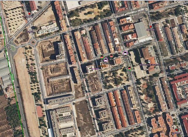 Sanitarios atienden a 5 personas afectadas por el humo en el incendio de un piso en El Palmar - 1, Foto 1