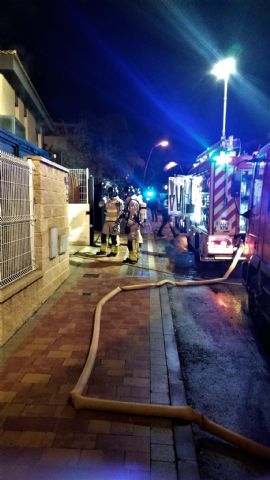 Bomberos apagan el incendio en una vivienda de la urbanización La Quinta de Molina de Segura - 1, Foto 1