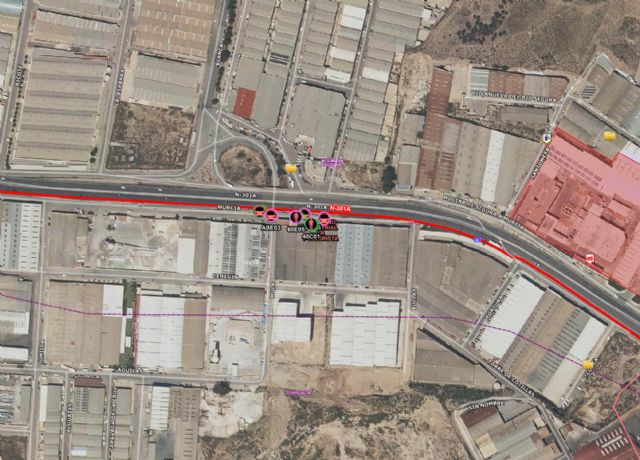 Bomberos trabajan en la extinción del incendio declarado en un almacén del polígono La Polvorista - 1, Foto 1