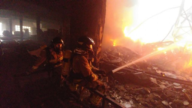 Extinguido el incendio declarado el pasado viernes en un almacén del polígono La Polvorista - 1, Foto 1