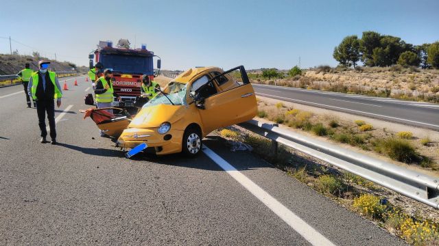 Bomberos rescatan y sanitarios atienden y trasladan al hospital a una conductora accidentada en la vía rápida RM-15, en Murcia - 1, Foto 1