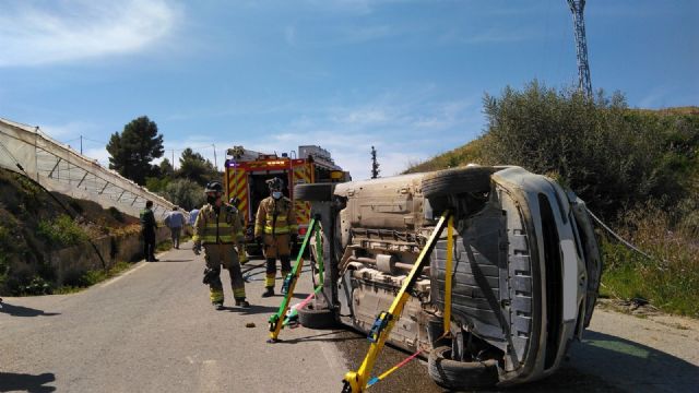 Rescatan y trasladan al hospital a un conductor accidentado tras volcar su vehículo en la carretera RM-20 en Canara - 1, Foto 1