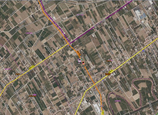 Trasladan al hospital al conductor de un camión volcado en la RM-303 de El Raal - 1, Foto 1