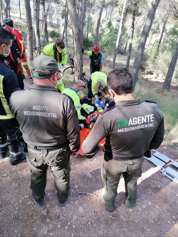 Rescatan a un ciclista herido tras caída sufrida en el Collado del Cerrillar en el Puerto de la Cadena - 1, Foto 1
