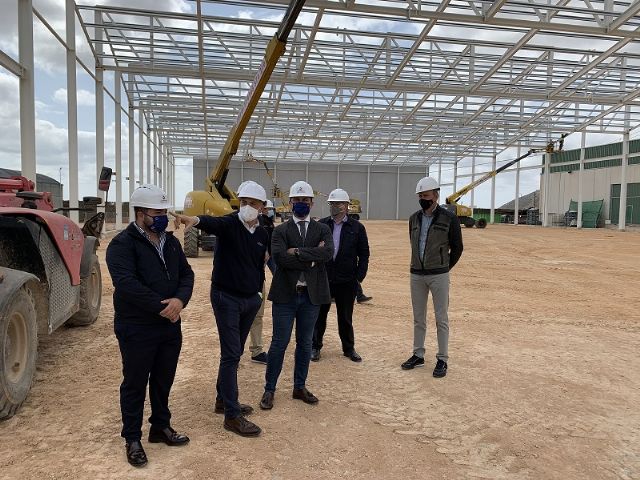 El alcalde José MIguel Luengo destaca la apuesta por los productos ecológicos y la sostenibilidad de Alpi San Cayetano durante una visita a las instalaciones de la compañía - 1, Foto 1