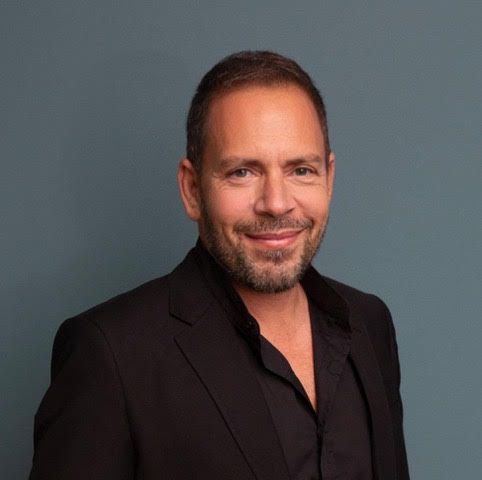 Activista, anticapitalista y defensor del amor libre: un insólito Jesucristo en el nuevo libro de Alex Raco - 1, Foto 1