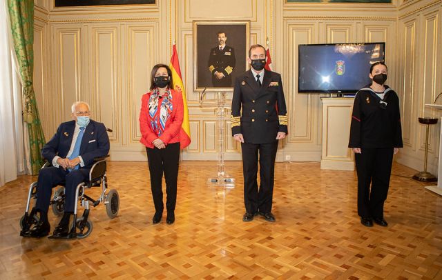 La ministra de Defensa impone el distintivo de mérito ´Juan Sebastián de Elcano´ por circunnavegar el globo terráqueo - 1, Foto 1