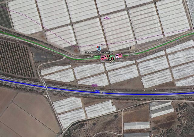 Servicios de emergencia atienden y trasladan al hospital al conductor de un camión semirremolque accidentado en en Águilas - 1, Foto 1