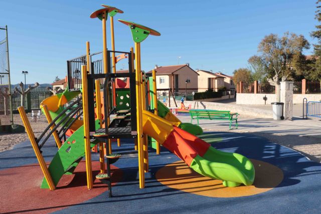 El Ayuntamiento de Almonacid renueva los parques infantiles del municipio - 1, Foto 1