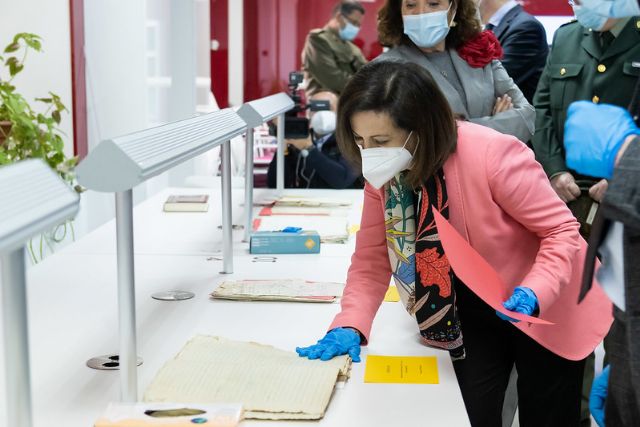 Robles visita el Archivo General e Histórico de la Defensa para conocer sus proyectos de Biblioteca Virtual y Defensa Digital - 1, Foto 1