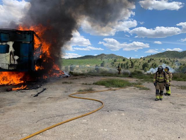 Apagan el incendio de dos remolques y evitan un incendio forestal en Canara - 1, Foto 1
