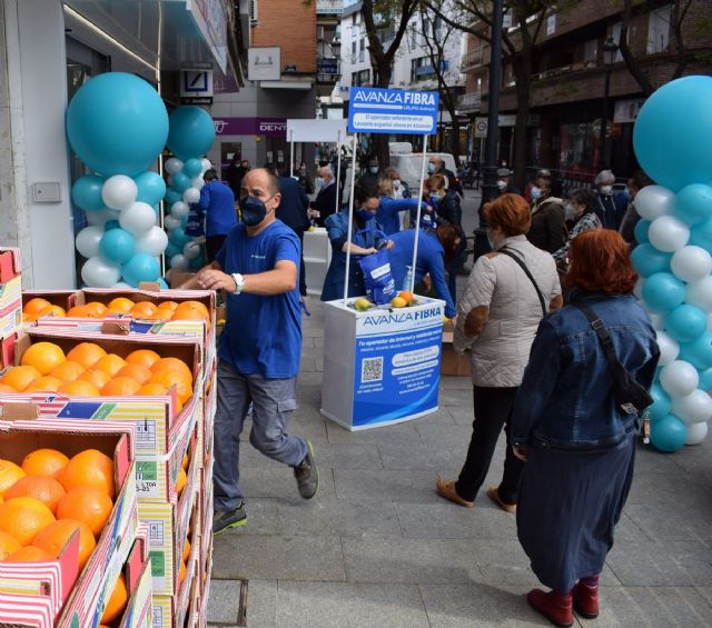 Avanza Fibra regala 4000 kilos de naranjas y limones de Murcia para la apertura de su tienda en Alcorcón - 1, Foto 1