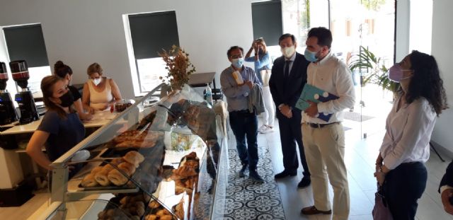 El director general de Comercio, MIguel Ángel Martín y el concejal Hécor Verdú visitan varios comercios locales - 1, Foto 1