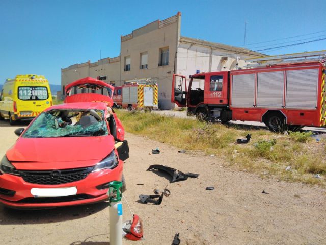 Rescatados y trasladados al hospital a dos heridos de un turismo en accidente de tráfico ocurrido en Yecla - 1, Foto 1