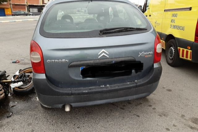 Sanitarios atienden y trasladan a un herido en accidente de tráfico en Molina - 1, Foto 1