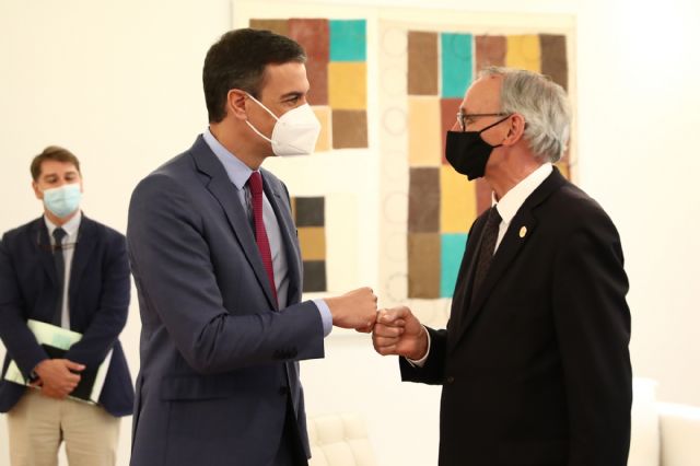 El presidente del Gobierno recibe la Memoria sobre la situación Socioeconómica y Laboral de España 2020 - 1, Foto 1