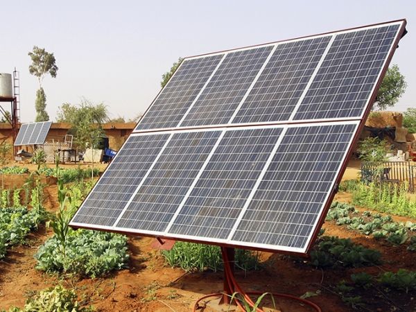 Instalación Paneles Solares fotovoltaicos en casa de colonias Barcelona por M&P Stands - 1, Foto 1