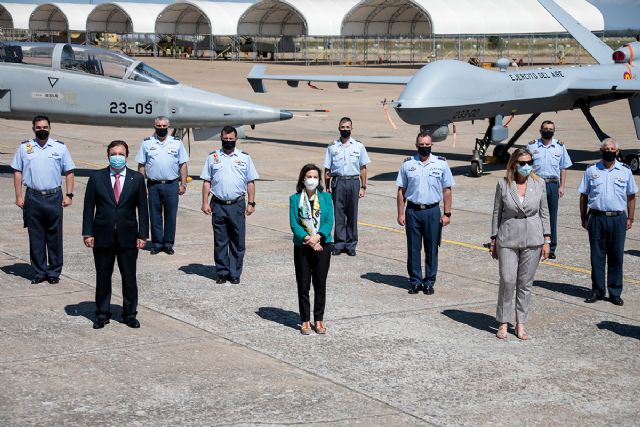 La ministra de Defensa visita el Ala 23 para conocer los nuevos drones Predator B - 1, Foto 1