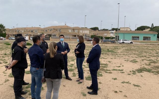 El alcalde, José Miguel Luengo muestra a la  Vicepresidenta, Isabel Franco ,  la futura ubicación del nuevo Centro de Seguridad Ciudadana de San Javier - 1, Foto 1