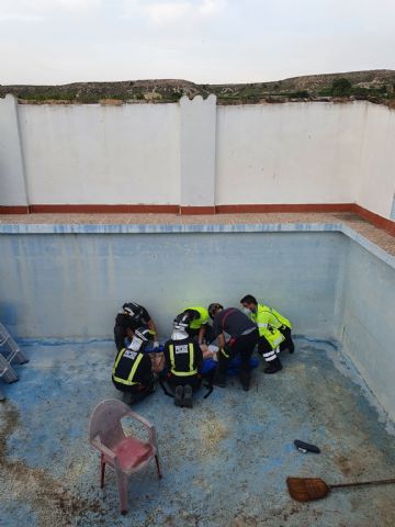 Un hombre resulta gravemente herido al caer a una piscina vacía, en Cieza - 1, Foto 1