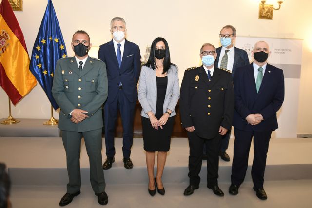 Grande-Marlaska entrega la medalla al mérito del Plan Nacional Sobre Drogas a cuatro miembros de las Fuerzas de Seguridad del Estado - 1, Foto 1