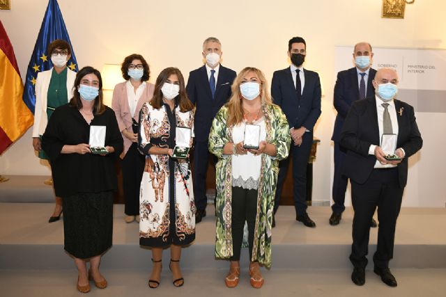 Grande-Marlaska entrega las medallas al mérito concedidas a seis profesionales y tres entidades en reconocimiento a la ayuda que prestan a Policía Nacional y Guardia Civil - 1, Foto 1