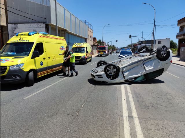 Sanitarios han atendido a una herida en accidente de tráfico en la carretera de Alcantarilla - 1, Foto 1
