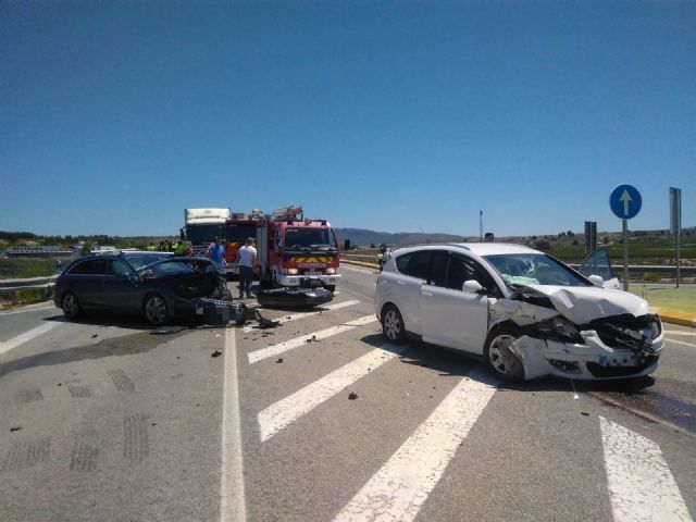 Servicios de emergencia han atendido a 5 personas, 4 de ellas heridas, al colisionar dos turismos en la venta del Olivo - 1, Foto 1