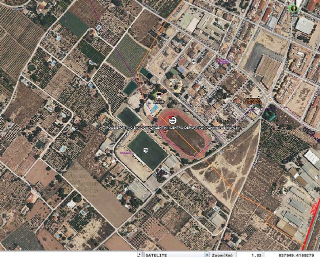 Sanitarios atienden y trasladan al hospital a un joven de 16 aos que ha sufrido un sndrome de inmersin, en la piscina municipal de Alhama, Foto 1