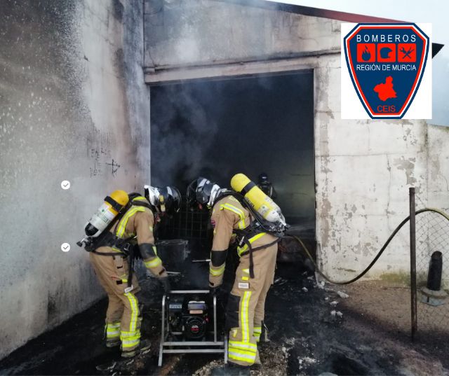 Bomberos apagan incendio declarado en instalaciones de una empresa de piensos en Alhama de Murcia	 - 1, Foto 1