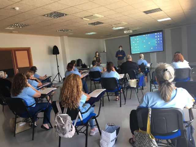 Una quincena de personas en paro se forman en San Javier en atención sociosanitaria a dependientes - 1, Foto 1