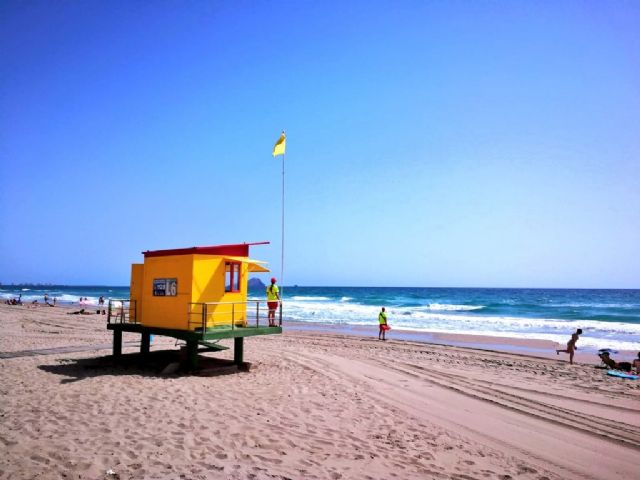 Los puestos de vigilancia de playas del Plan Copla han abierto con banderas amarilla en 5 playas de La Manga (Cartagena) - 1, Foto 1