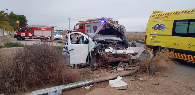 6 personas heridas al caer la furgoneta en la que viajaban a un canal, en Fuente Álamo - 1, Foto 1